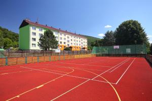 Tenis a/nebo squash v ubytování Apartmán 77 nebo okolí