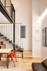 salon ze stołem i schodami w obiekcie Design Loft Corte Kalister w Trieście
