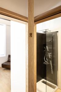 een glazen deur in een woonkamer met een bank bij Design Loft Corte Kalister in Trieste