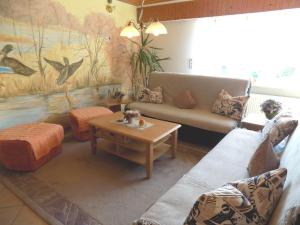 ein Wohnzimmer mit einem Sofa und einem Tisch in der Unterkunft Haus Alexandra in Schöneberg