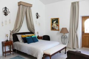 Ένα ή περισσότερα κρεβάτια σε δωμάτιο στο domaine de bessilles
