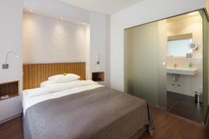 A bed or beds in a room at Sorell Hotel Rütli