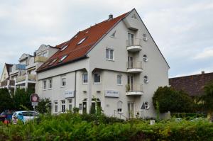 ein großes weißes Gebäude mit rotem Dach in der Unterkunft Hotel Mörike in Ludwigsburg