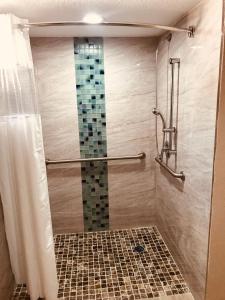Ett badrum på Tropical Inn & Suites, downtown clearwater