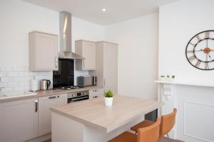 Nhà bếp/bếp nhỏ tại Flat A - Spacious ground floor, 1 bedroom apartment in Central Southsea, Portsmouth