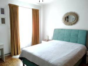 um quarto com uma cama grande e um espelho em SARA Apartment em Sarajevo