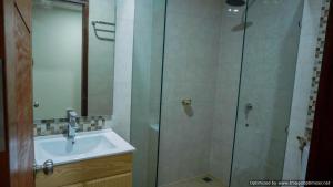 Ett badrum på Hastina Hotel Lombok