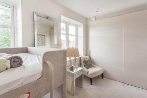 ロンドンにあるKeysan House-2のベッドルーム1室(ベッド1台、椅子、鏡付)