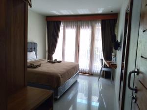 Postel nebo postele na pokoji v ubytování Hastina Hotel Lombok