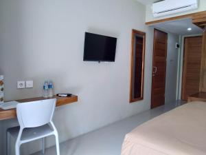 TV a/nebo společenská místnost v ubytování Hastina Hotel Lombok