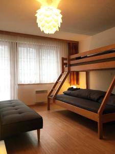 Katil dua tingkat atau katil-katil dua tingkat dalam bilik di Chalet Christitia