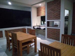 Kuchyň nebo kuchyňský kout v ubytování Hastina Hotel Lombok
