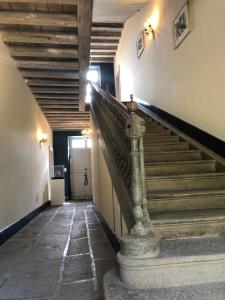 - un escalier dans un bâtiment avec un escalier dans l'établissement ZONE BLEUE, à Hyds
