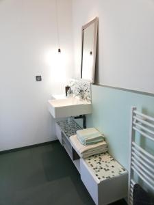 La salle de bains est pourvue d'un lavabo et d'un miroir. dans l'établissement Monts Dôme, à Clermont-Ferrand