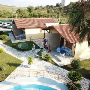 uma vista aérea de uma casa com piscina em Resort Te Zagolli em Orikum