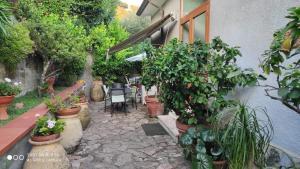 un patio con macetas, mesa y sillas en Golfo dei poeti en Lerici