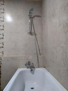 Ett badrum på Hastina Hotel Lombok