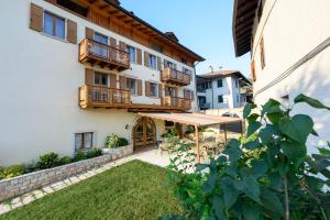 una vista exterior de un edificio con patio en Agritur La Pieve, en Taio