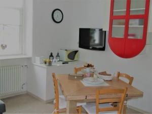 comedor con mesa y TV en Casa Zucol, en Sarnonico