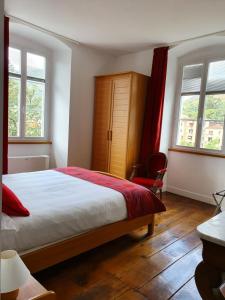 Schlafzimmer mit einem Bett, einem Stuhl und Fenstern in der Unterkunft Casa Guelfucci in Corte