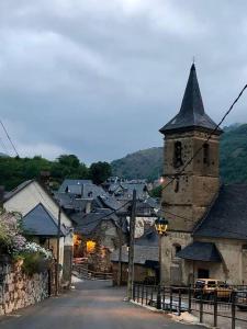 un antico villaggio con una chiesa e una strada di Acogedor apartamento en el corazón del Valle a Les Bordes