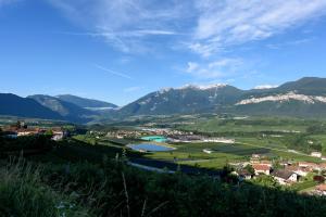 Blick auf ein Tal mit Bergen im Hintergrund in der Unterkunft Agritur La Pieve in Thayl