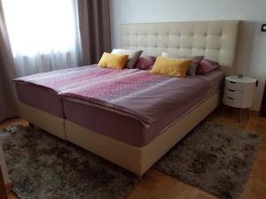 Ein Bett oder Betten in einem Zimmer der Unterkunft Apartments Domalu