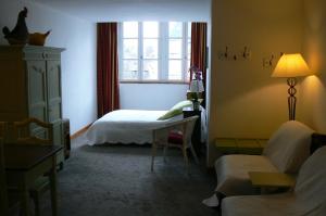 ディジョンにあるStudio Lumineux, Coeur De Villeのベッドルーム(ベッド1台、窓付)