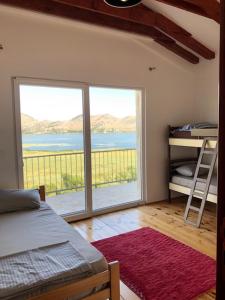 1 dormitorio con cama y vistas al océano en Skadar lake house Bobija en Podgorica