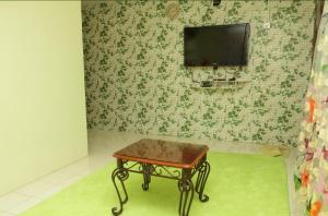um quarto com uma mesa e uma televisão na parede em 2 BR Medina Dollar Landed Homestay Cheras MRT Link em Cheras