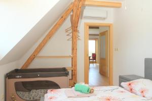 pokój z łóżkiem i kominkiem w obiekcie Apartmán Nella w mieście Valtice