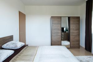 Postel nebo postele na pokoji v ubytování MyFlat Club 218 Palazzo Wellness Apartment + 37 fotografií