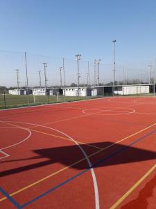 Instalaciones para jugar a tenis o squash en Country House Letizia o alrededores