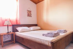 um quarto com uma cama com toalhas em Attic Anemoessa em Alexandroúpolis