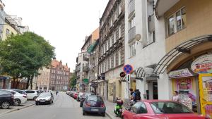 una strada trafficata con auto parcheggiate sulla strada di Apartament Francuski a Breslavia