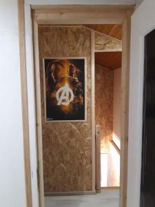 ein Poster eines Films hängt an einer Wand in der Unterkunft Home for Geeks in Le Bélieu