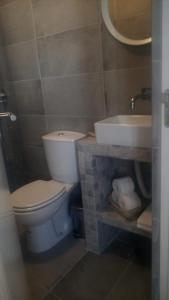 y baño con aseo y lavamanos. en Casas de Mértola 32, en Mértola