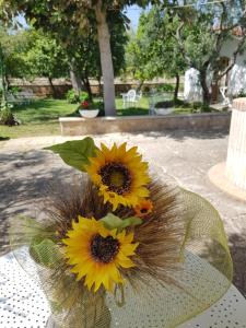 a bouquet of sunflowers in a vase on a table at B&B ELIANTI in Mattinata