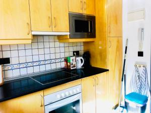 A kitchen or kitchenette at Apartamento Flamingo Puerto Marina - 150m Playa