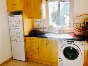 A kitchen or kitchenette at Apartamento Flamingo Puerto Marina - 150m Playa