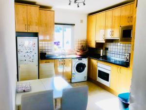 A kitchen or kitchenette at Apartamento Flamingo Puerto Marina - 150m Playa