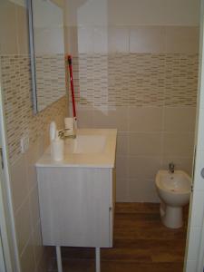 ein Bad mit einem Waschbecken und einem WC in der Unterkunft Irene in Pistoia