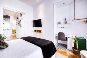 sypialnia z łóżkiem, biurkiem i krzesłem w obiekcie Atocha-Sol Boutique w Madrycie