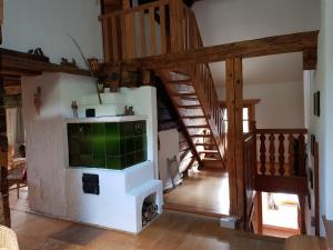 ein Wohnzimmer mit Kamin und Holztreppe in der Unterkunft Ferienbauernhaus Stergut in Weisspriach