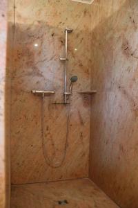La salle de bains est pourvue d'une douche avec un pommeau de douche. dans l'établissement A l'Ancienne Ferme, à Sarre-Union