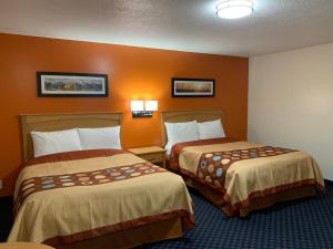 Postel nebo postele na pokoji v ubytování Westway Inn Motel