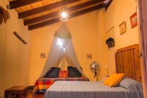 מיטה או מיטות בחדר ב-Casa centenaria con encanto