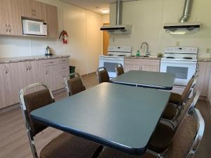 Kuchyň nebo kuchyňský kout v ubytování Westway Inn Motel