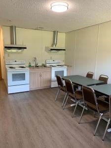 Kuchyň nebo kuchyňský kout v ubytování Westway Inn Motel