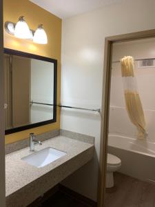 Koupelna v ubytování Westway Inn Motel